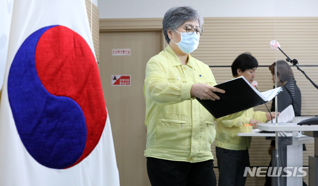 [청주=뉴시스]강종민 기자 = 정은경 초대 질병관리청장(중앙방역대책본부장)이 11일 오후 충북 청주 질병관리본부에서 신종 코로나바이러스 감염증(코로나19) 국내 발생 현황 브리핑을 위해 단상에 오르고 있다. 2020.09.11.  ppkjm@newsis.com