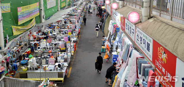 [대구=뉴시스] 이무열 기자 = 대구형 강화된 사회적 거리두기 2단계 기한이 이달 20일까지 연장된 가운데 11일 대구 중구 대신동 서문시장이 한산한 모습을 보이고 있다. 2020.09.11.lmy@newsis.com