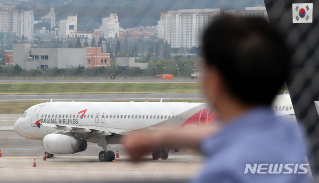 [서울=뉴시스] 박주성 기자 = 9개월 넘게 이어진 HDC현대산업개발의 아시아나항공 인수전의 결론이 나오기로 한 11일 오후 서울 강서구 김포공항 국내선 활주로에 아시아나 항공기가 서 있다. 2020.09.11.&nbsp; park7691@newsis.com