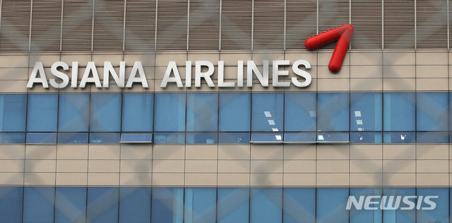 [서울=뉴시스] 박주성 기자 = 9개월 넘게 이어진 HDC현대산업개발의 아시아나항공 인수전의 결론이 나오기로 한 11일 오후 서울 강서구 아시아나 항공 본사의 모습. 2020.09.11.&nbsp; park7691@newsis.com