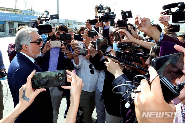 [카불=AP/뉴시스] 12일 타타르 도하에서 시작되는 탈레반 반군과의 평화협상에 아프간 정부 대표단을 이끌 압둘라 압둘라 국무조정위원장이 카불 공항에서 기자들과 말하고 있다 