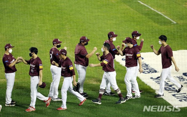 [서울=뉴시스]김병문 기자 = 11일 오후 서울 송파구 잠실야구장에서 열린 2020 KBO리그 프로야구 키움 히어로즈와 LG 트윈스의 경기, 8 대 2로 승리한 키움 선수들이 기뻐하고 있다. 2020.09.11. dadazon@newsis.com