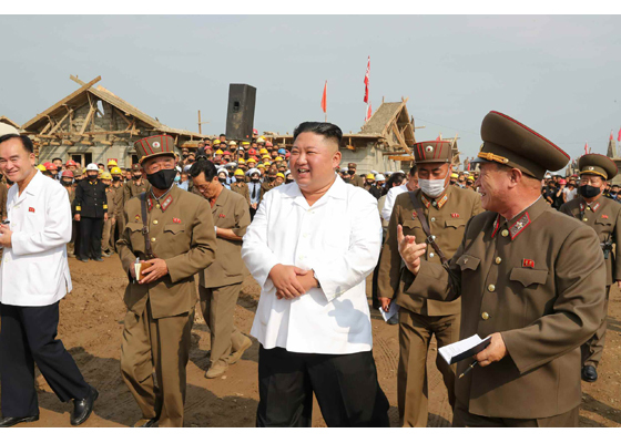 [서울=뉴시스] 북한 노동당 기관지 노동신문은 12일 "김정은 동지께서 황해북도 은파군 대청리 일대의 피해 복구 건설 현장을 현지지도했다"고 보도했다. 2020.09.12. (사진=노동신문 캡처) photo@newsis.com