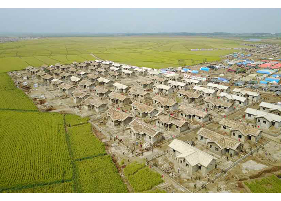 [서울=뉴시스] 북한 노동당 기관지 노동신문은 12일 "김정은 동지께서 황해북도 은파군 대청리 일대의 피해 복구 건설 현장을 현지지도했다"고 보도했다. 2020.09.12. (사진=노동신문 캡처) photo@newsis.com