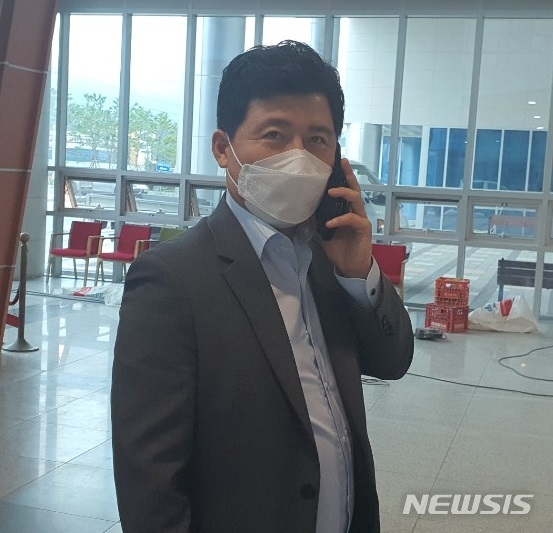 [구미=뉴시스] 박홍식 기자 = 구자근(국민의힘·경북 구미시갑) 국회의원이 12일 공직선거법 위반 혐의 관련 조사를 받기 위해 구미경찰서에 출석해 청사 입구에서 지인의 전화를 받고 있다. 2020.09.12&nbsp; phs6431@newsis.com