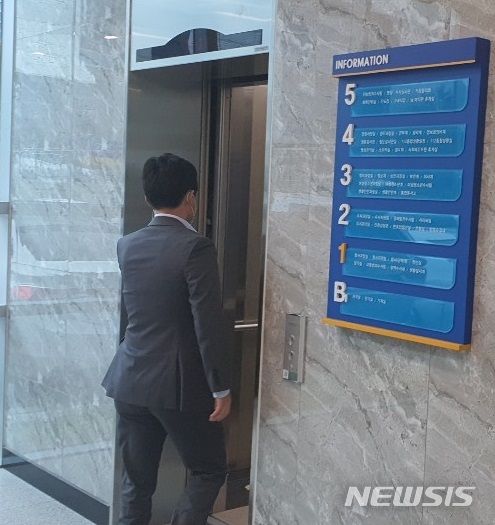 [구미=뉴시스] 박홍식 기자 = 구자근(국민의힘·경북 구미시갑) 국회의원이 12일 공직선거법 위반 혐의 피고발인 조사를 받기 위해 구미경찰서에 출석, 조사실로 향하는 승강기에 탑승하고 있다. 2020.09.12&nbsp; phs6431@newsis.com