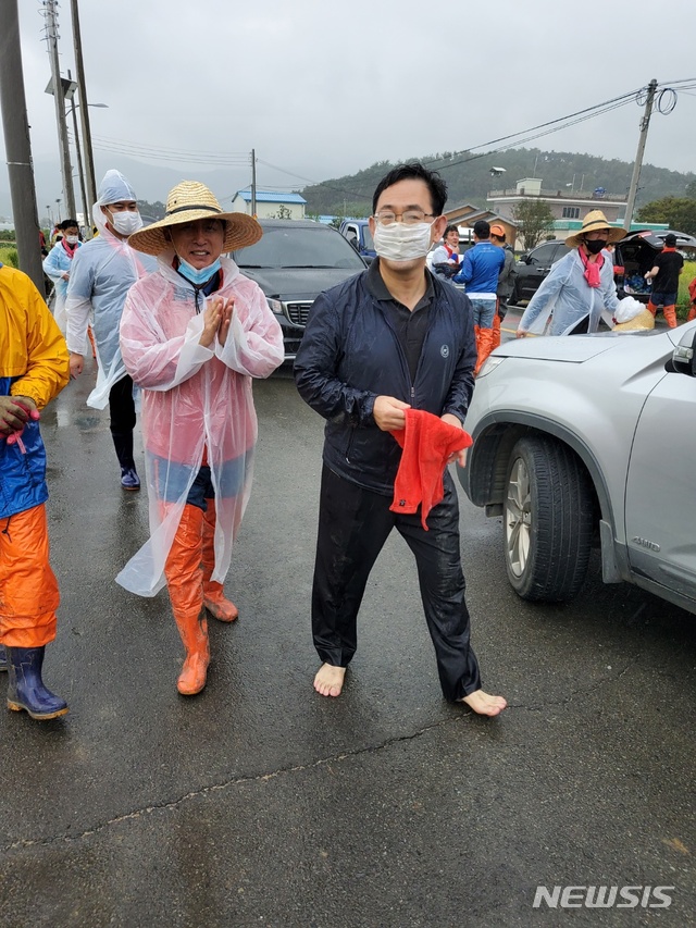 [서울=뉴시스] 12일 경북 경주 농가를 찾아 봉사활동을 한 주호영 국민의힘 원내대표 (사진 = 국민의힘 제공)