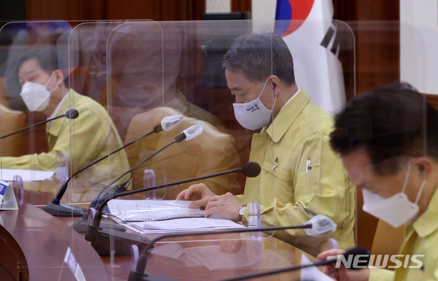 [서울=뉴시스]김명원 기자 = 박능후 중앙재난안전대책본부(중대본) 1차장(보건복지부 장관)이 12일 오전 서울 종로구 정부서울청사에서 열린 코로나19 중앙재난안전대책본부 회의에 참석해 자료를 살펴보고 있다. 정부는 사회적 거리두기 2.5단계 연장이냐 완화냐를 두고 고심중인 것으로 알려졌다. 2020.09.12.&nbsp; kmx1105@newsis.com