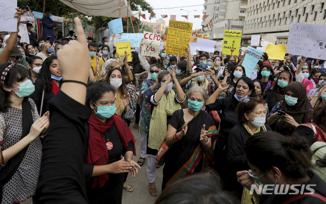[카라치(파키스탄)=AP/뉴시스]파키스탄 카라치에서 지난 12일 2명의 어린 자녀가 지켜보는 앞에서 한 여성이 집단 성폭행당한 사건에 항의하는 시민사회단체 회원들의 시위가 열리고 있다. 이 사건에 대해 피해 여성에게 사건 책임을 돌리는 경찰의 발언에 파키스탄 국민들이 분노, 파키스탄의 경찰 및 사법 개혁과 수십년 간 고착돼온 가부장적 악습 근절을 요구하는 시위가 잇따르고 있다. 2020.9.20