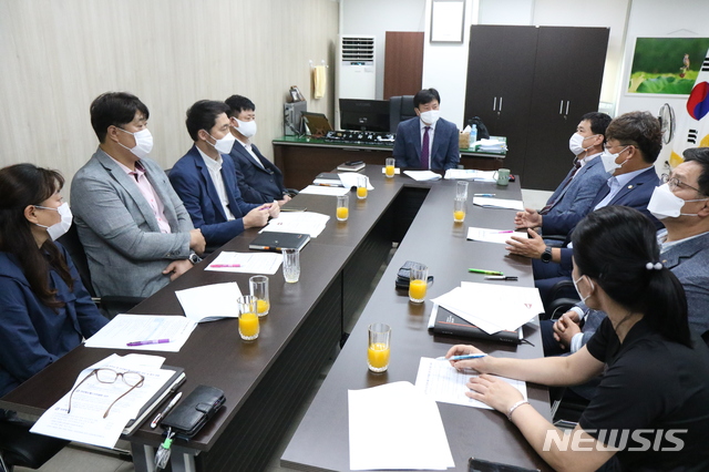 [전주=뉴시스] 전북도체육회와 전북배드민턴협회가 회의를 하고 있는 모습. 