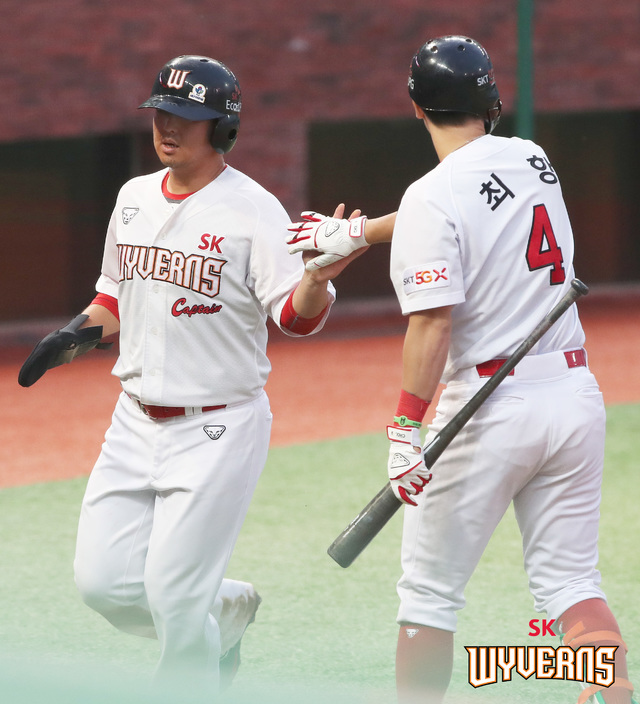 [서울=뉴시스] 프로야구 SK 와이번스 최정(왼쪽), 최항 형제. (사진=SK 와이번스 제공)