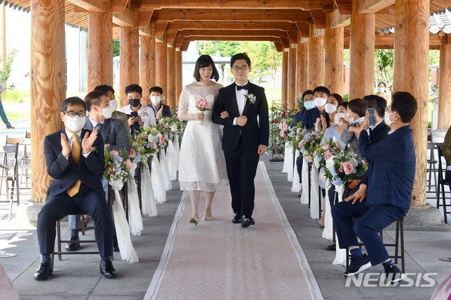 [안동=뉴시스] 13일 경북도청 회랑에서 열린 '낭만 결혼식'. (사진=경북도 제공) 2020.09.13