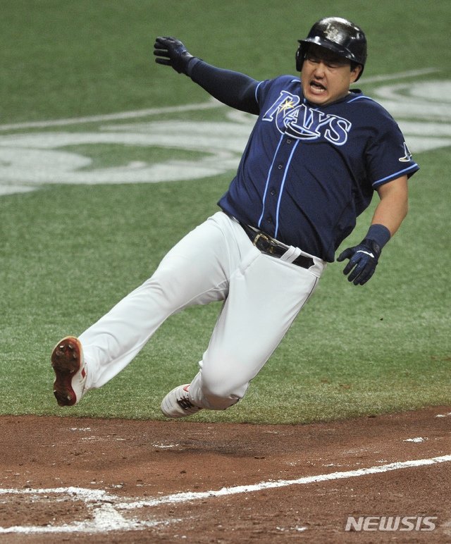 [세인트피터즈버그=AP/뉴시스]탬파베이 레이스 최지만이 12일(현지시간) 미 플로리다주 세인트피터즈버그의 트로피카나필드에서 열린 2020 메이저리그(MLB) 보스턴 레드삭스와의 경기에 선발 출전해 4회 말 득점하고 있다. 최지만은 이때 입은 햄스트링 부상으로 5회 말 타석에서 교체됐다. 최지만은 이날 1타수 1안타 1득점 1볼넷을 기록했고 탬파베이는 5-4로 승리했다. 2020.09.13.