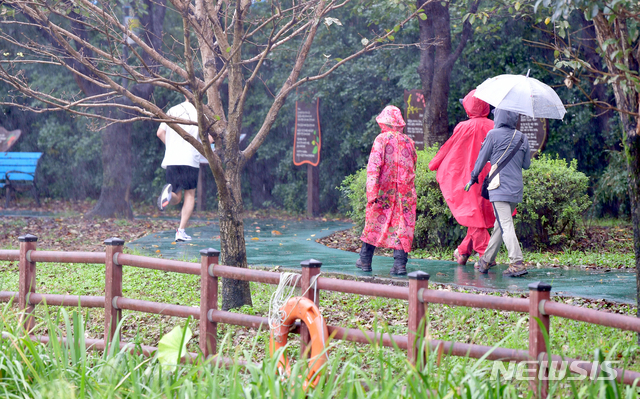 [광주=뉴시스] 류형근 기자 = 지난달 13일 오전 광주 서구 운천저수시 산책로에서 시민들이 가을비를 맞으며 산책을 하고 있다. 2020.09.13. hgryu77@newsis.com