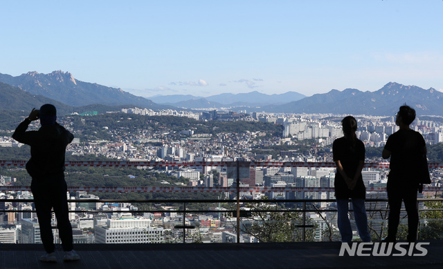 [서울=뉴시스] 고승민 기자 = 맑고 선선한 날씨를 보인 지난 13일 서울 남산에서 바라본 하늘이 파랗다. 2020.09.13.kkssmm99@newsis.com