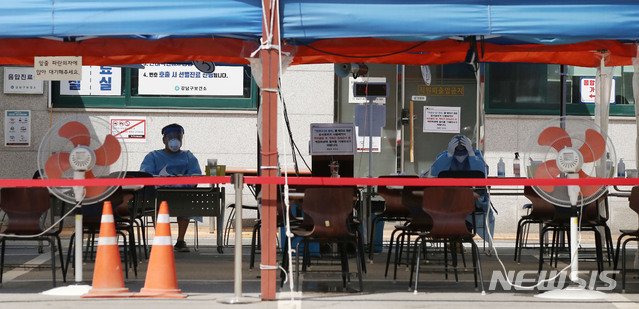 [서울=뉴시스] 서울 강남구 보건소에 마련된 신종 코로나바이러스 감염증(코로나19) 선별진료소. (사진=뉴시스 DB). photo@newsis.com