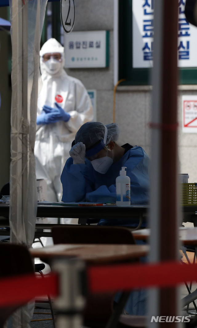 [서울=뉴시스] 박미소 기자 = 신종 코로나바이러스 감염증(코로나19) 국내 지역발생 신규 확진자가 30일만에 두자릿 수로 떨어진 13일 오후 서울 강남구 보건소에 마련된 선별진료소에서 한 의료진이 휴식을 취하고 있다. 2020.09.13. misocamera@newsis.com