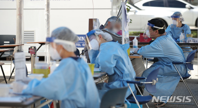 [서울=뉴시스] 박미소 기자 = 신종 코로나바이러스 감염증(코로나19) 국내 지역발생 신규 확진자가 30일만에 두자릿 수로 떨어진 13일 오후 서울 강남구 보건소에 마련된 선별진료소가 한산하다. 2020.09.13.&nbsp; misocamera@newsis.com