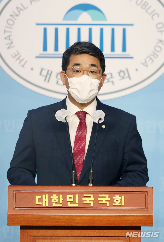 [서울=뉴시스] 김진아 기자 = 배준영 국민의힘 대변인이 13일 서울 여의도 국회 소통관에서 4차 추가경정예산안 등에 대한 현안 브리핑을 하고 있다. 2020.09.13. bluesoda@newsis.com