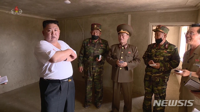 [서울=뉴시스] 북한 조선중앙TV가 김정은 북한 국무위원장이 황해북도 은파군 대청리 일대 피해복구 건설현장을 현지지도 했다고 13일 방송했다. (사진=조선중앙TV 캡쳐) 2020.09.13. photo@newsis.com