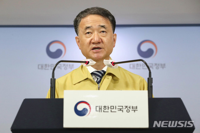 [서울=뉴시스] 박민석 기자 = 박능후 중앙재난안전대책본부 1차장(보건복지부 장관)이 13일 오후 서울 종로구 정부서울청사 합동브리핑실에서 중앙재난안전대책본부 코로나19 대응 정례 브리핑을 하고 있다. 정부는 이날 수도권 사회적 거리두기를 2주간 2단계로 조정한다고 밝혔다. 2020.09.13.&nbsp; photo@newsis.com 