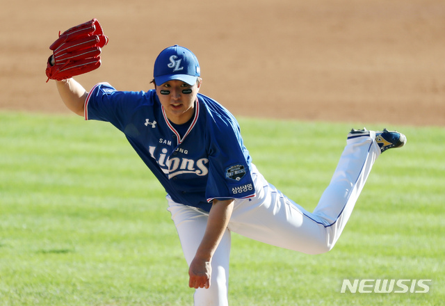 [서울=뉴시스] 고승민 기자 = 13일 서울 잠실야구장에서 열린 2020 KBO 리그 삼성 라이온즈 대 LG 트윈스 경기, 9회말 LG 공격, 11대 0 완봉승을 눈앞에 둔 삼성 선발투수 최채흥이 역투하고 있다. 2020.09.13.kkssmm99@newsis.com
