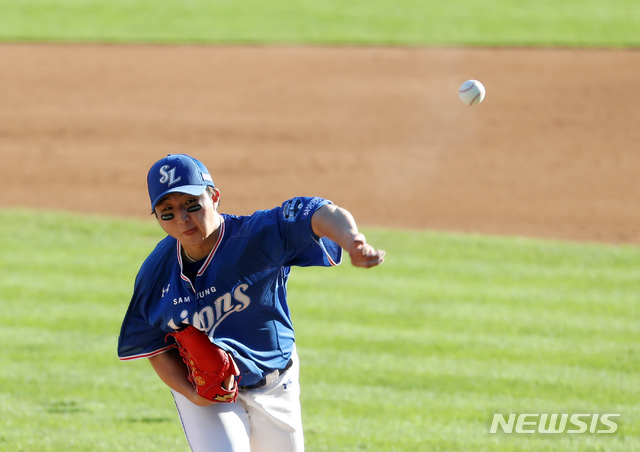 [서울=뉴시스] 고승민 기자 = 13일 서울 잠실야구장에서 열린 2020 KBO 리그 삼성 라이온즈 대 LG 트윈스 경기, 9회말 LG 공격, 11대 0 완봉승을 눈앞에 둔 삼성 선발투수 최채흥이 역투하고 있다. 2020.09.13.kkssmm99@newsis.com