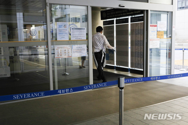 [서울=뉴시스] 박민석 기자 = 보안요원이 13일 서울 서대문구 세브란스병원의 재활병원으로 들어서고 있다. 세브란스병원에서는 이날까지 29명의 신종 코로나바이러스 감염증(코로나19) 누적 확진자가 발생했다. 2020.09.13. mspark@newsis.com