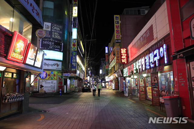 [서울=뉴시스] 박민석 기자 = 신종 코로나바이러스 감염증(코로나19) 확산 방지를 위한 수도권 사회적 거리두기의 2단계 완화를 하루 앞둔 13일 오후 서울 서대문구 신촌 거리가 한산한 모습을 보이고 있다. 2020.09.13. mspark@newsis.com