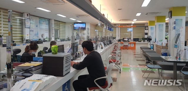 [제주=뉴시스] 제주도청 민원실에서 한 민원인이 직원과 상담하고 있다. (사진=뉴시스DB) 