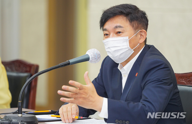 [제주=뉴시스] 14일 오전 제주도 주간정책회의를 주재하고 있는 원희룡 지사.(제주도 제공)