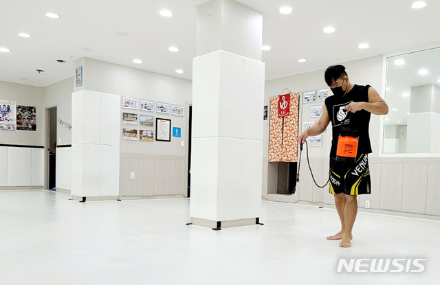 대구의 한 주짓수 체육관 관장이 코로나19 확산 방지를 위해 체육관 내부를 소독하고 있는 모습.