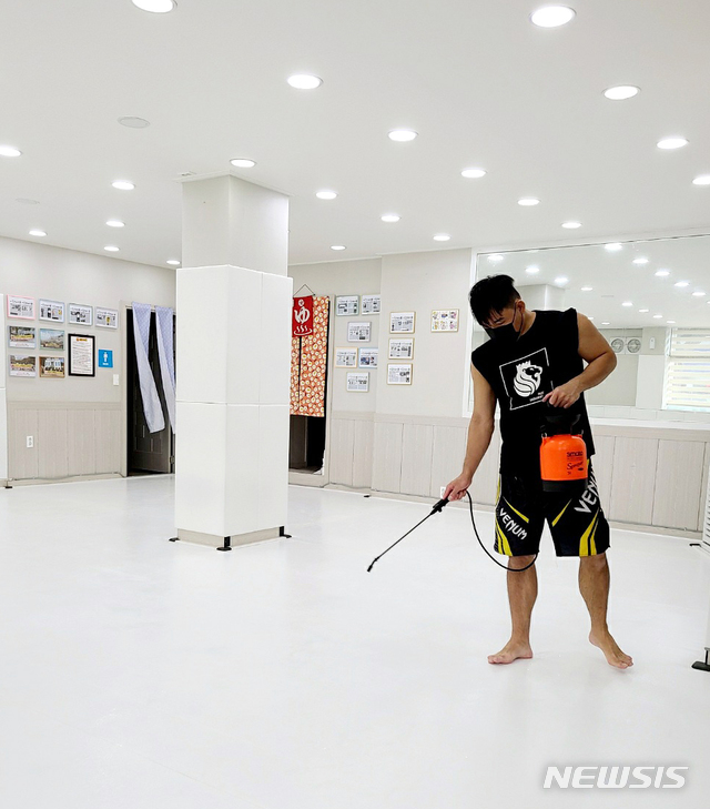 대구의 한 주짓수 체육관 관장이 코로나19 확산 방지를 위해 체육관 내부를 소독하고 있는 모습.