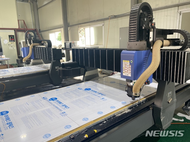 [화성=뉴시스] 아크릴 가림막을 가공하는 CNC라우터 기계