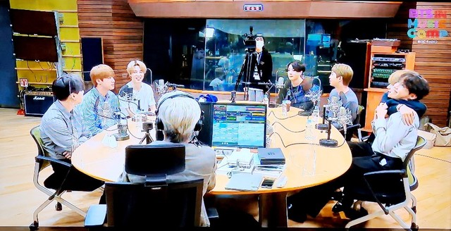 [서울=뉴시스] 14일 방송된 MBC FM4U '배철수의 음악캠프'에 출연한 방탄소년단 (사진 = MBC) photo@newsis.com