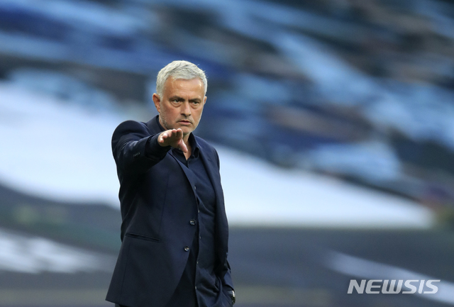 [런던=AP/뉴시스] 토트넘 홋스퍼 무리뉴 감독이 EPL 개막전에서 패배했다. 2020.09.13.