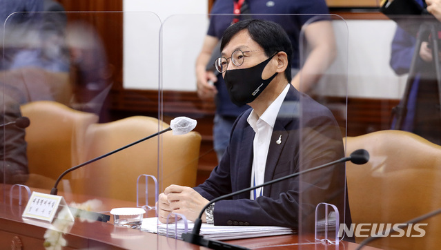[서울=뉴시스]배훈식 기자 = 이호승 청와대 경제수석이 14일 오전 서울 종로구 정부서울청사에서 열린 제218차 대외경제장관회의에 참석해 생각에 잠겨 있다. 2020.09.14.&nbsp; photo@newsis.com