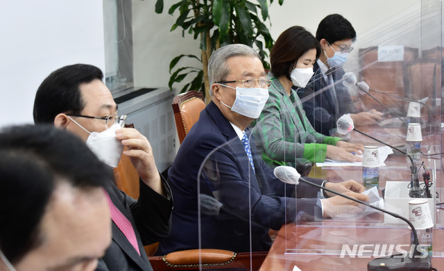 [서울=뉴시스]최동준 기자 = 김종인 국민의힘 비상대책위원장이 14일 오전 서울 여의도 국회에서 열린 비상대책위원회의에 참석해 발언하고 있다. 2020.09.14. photo@newsis.com