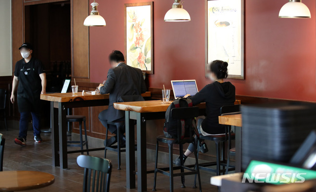 [서울=뉴시스] 고범준 기자 = 사회적 거리두기 조치가 '2단계'로 하향 조정된 14일 오전 서울 송파구의 한 카페전문점에서 시민들이 커피를 마시고 있다. 2020.09.14.&nbsp; bjko@newsis.com