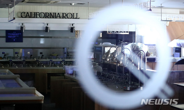 [서울=뉴시스] 이영환 기자 = 수도권의 사회적 거리두기 조치가 2단계로 완화된 14일 오전 서울 시내의 한 뷔페가 영업 중지로 인해 불이 꺼져 있다. 사회적 거리두기가 2.5단계에서 2단계로 내렸지만 뷔페, 유흥주점, 노래연습장 등 고위험시설 11종에 대해서는 집합금지조치가 유지된다. 2020.09.14.&nbsp; 20hwan@newsis.com