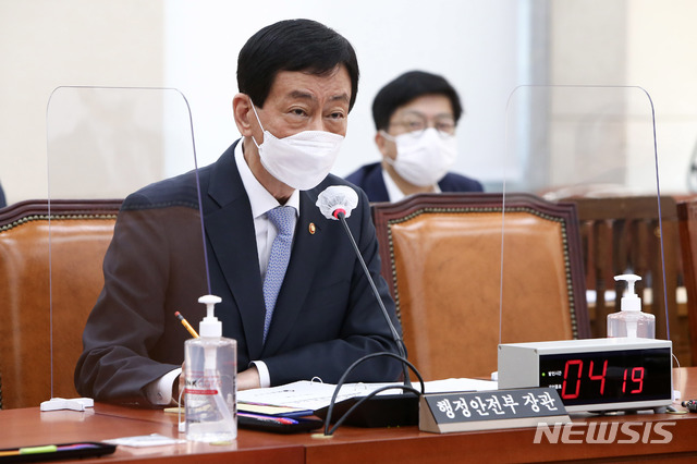 [서울=뉴시스]최동준 기자 = 진영 행정안전부 장관이 14일 오전 서울 여의도 국회에서 열린 행정안전위원회 전체회의에 참석해 의원들의 질의에 답변하고 있다. 2020.09.14.&nbsp; photo@newsis.com