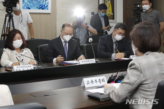 [서울=뉴시스] 박주성 기자 = 유은혜 부총리 겸 교육부 장관이 14일 오전 서울 영등포구 여의도 교육시설재난공제회에서 코로나19 상황 속에서 각 학원들이 겪는 경영상 어려움 등 현장의 목소리를 듣기 위해 한국학원총연합회와 간담회를 열고 있다. 2020.09.14. photo@newsis.com