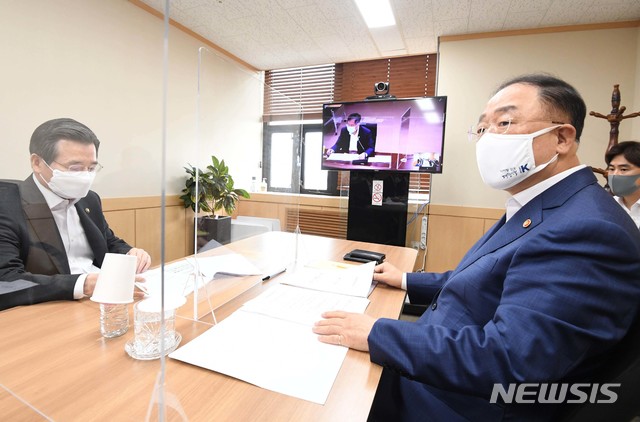 [서울=뉴시스]홍남기 부총리 겸 기획재정부 장관이 14일 서울 광화문 정부서울청사에서 서울-세종간 화상으로 열린 확대간부회의를 주재하고 있다. (사진=기획재정부 제공) 2020.09.14.  photo@newsis.com