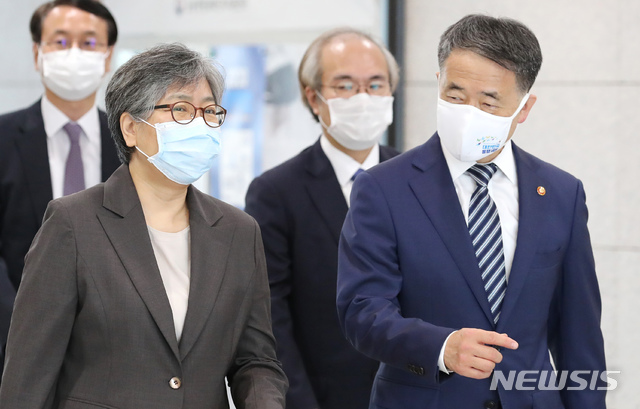 [청주=뉴시스]강종민 기자 = 질병관리본부가 질병관리청으로 승격됐다. 박능후 보건복지부 장관, 정은경 질병관리청장이 14일 오전 충북 청주시 질병관리청에서 열린 '질병관리청 개청 기념식'에 참석하고 있다. 2020.09.14.&nbsp; ppkjm@newsis.com 