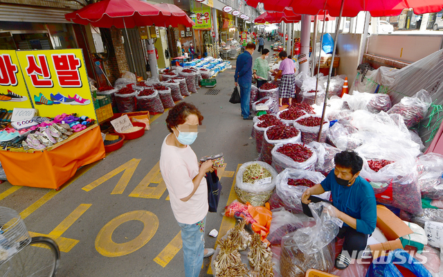 [광주=뉴시스] 류형근 기자 = 14일 오전 광주 북구 말바우시장에서 시민들이 물건을 구입하고 있다. 2020.09.14.&nbsp; hgryu77@newsis.com