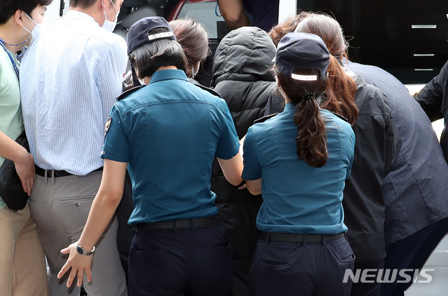 [인천=뉴시스] 이종철 기자 = 치킨 배달을 하던 50대 가장을 치어 숨지게 한 을왕리 음주운전자 A씨(33·여)가 14일 오후 인천지방법원에서 구속 전 피의자 심문(영장실질심사)을 받기 위해 인천 중부경찰서를 나서고 있다. 2020.09.14.&nbsp; jc4321@newsis.com