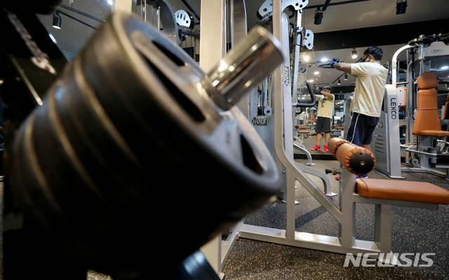 [서울=뉴시스]김병문 기자 = 사회적 거리두기가 2단계로 완화돼 수도권 지역 실내체육시설에 내려졌던 집합금지 명령이 해제된 14일 오후 서울 종로구 종로청운스포렉스 헬스장에서 마스크를 착용한 회원이 운동하고 있다. 2020.09.14. dadazon@newsis.com