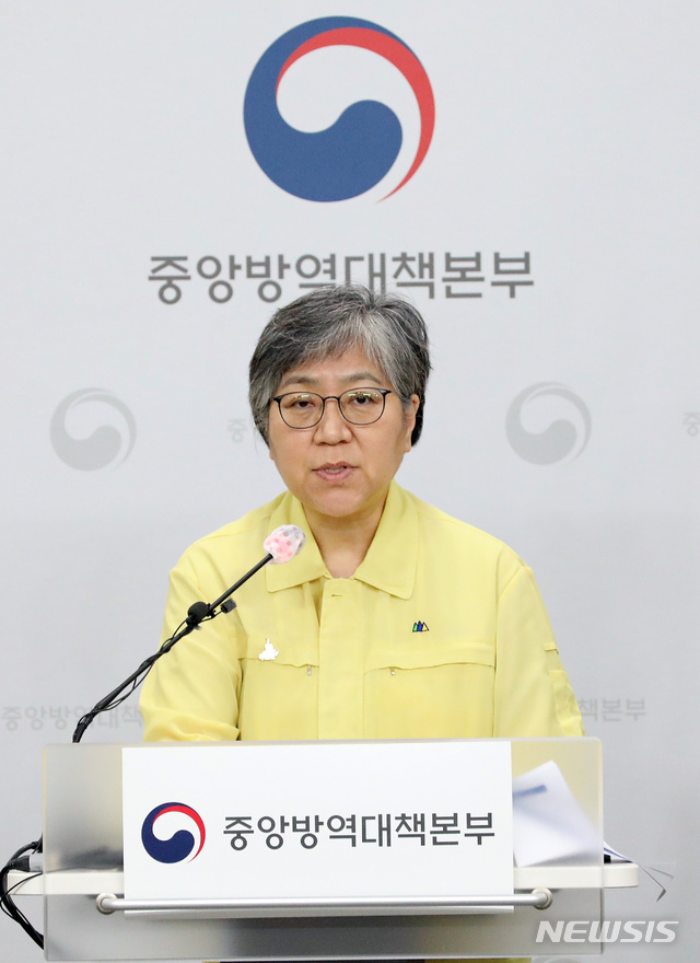 [청주=뉴시스]강종민 기자 = 정은경 중앙방역대책본부장(질병관리청장)이 14일 오후 충북 청주 질병관리본부에서 신종 코로나바이러스 감염증(코로나19) 국내 발생 현황과 국민건강영양조사에 대한 항체가 조사결과에 대해 발표하고 있다. 2020.09.14.&nbsp; ppkjm@newsis.com