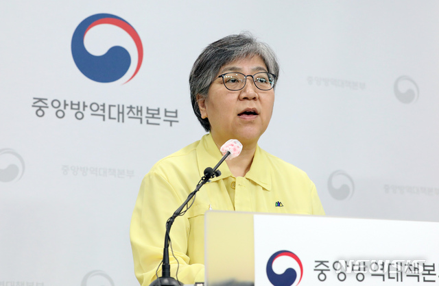 [청주=뉴시스]강종민 기자 = 정은경 중앙방역대책본부장(질병관리청장)이 14일 오후 충북 청주 질병관리본부에서 신종 코로나바이러스 감염증(코로나19) 국내 발생 현황과 국민건강영양조사에 대한 항체가 조사결과에 대해 발표하고 있다. 2020.09.14.&nbsp; ppkjm@newsis.com