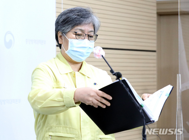 [청주=뉴시스]강종민 기자 = 정은경 중앙방역대책본부장(질병관리청장)이 14일 오후 충북 청주 질병관리본부에서 신종 코로나바이러스 감염증(코로나19) 국내 발생 현황과 국민건강영양조사에 대한 항체가 조사결과 브리핑을 위해 단상에 오르고 있다. 2020.09.14.&nbsp; ppkjm@newsis.com